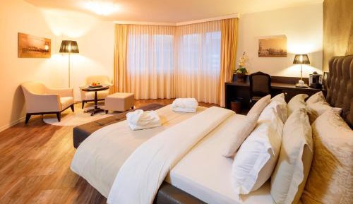 Junior Suite Deluxe with Bathtub for 2 People and Air Con