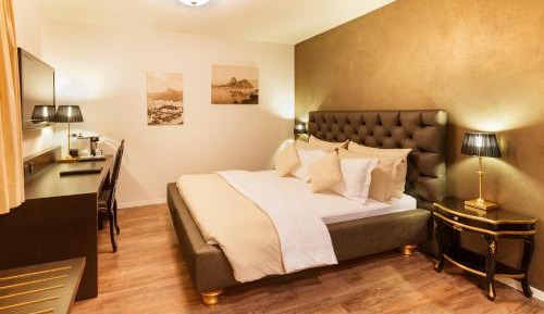 Standard Queen Room with Air Con