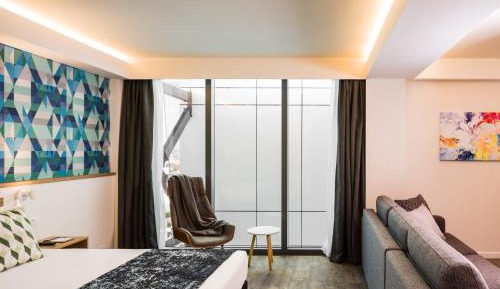 King Studio with Sofa Bed