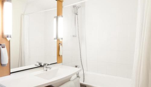 Standard Room with One Double Bed and One Single Bed