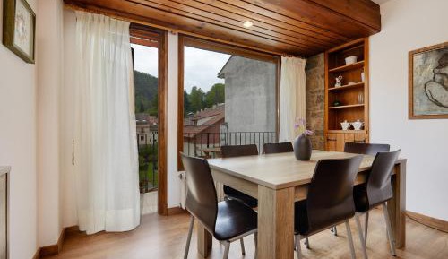 Apartment with Mountain View