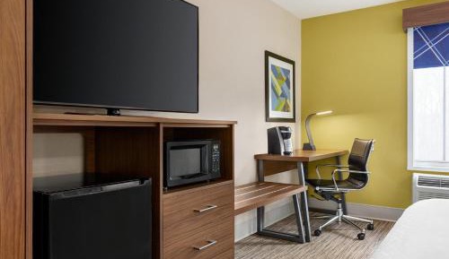 Queen Room - Hearing Accessible with Roll-In Shower