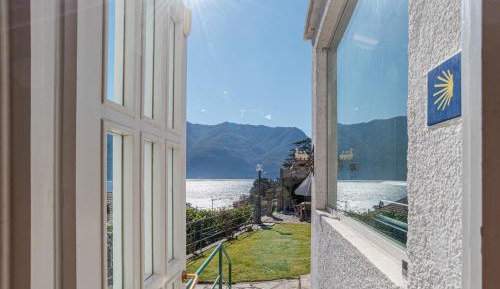 Three-Bedroom House with Lake View