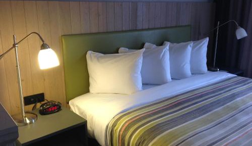 One-Bedroom King Suite - Disability Access/Non-Smoking