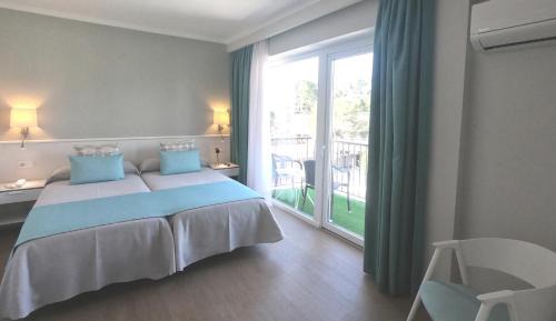 Deluxe Double Room with Side Sea View