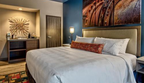 Standard King Room with River View