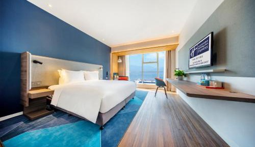 Standard King Room with Lake View
