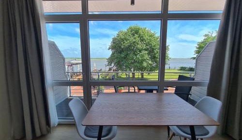 Apartment with Lake View