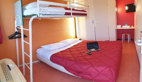 Triple Room (1 Double Bed + 1 Single Bed)