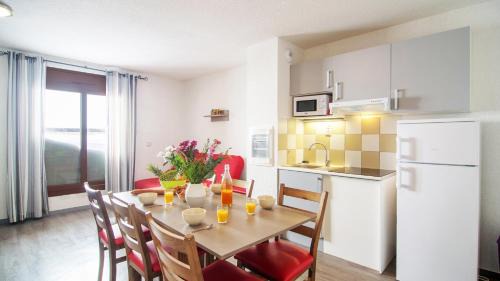 2 bedroom apartment 8 people