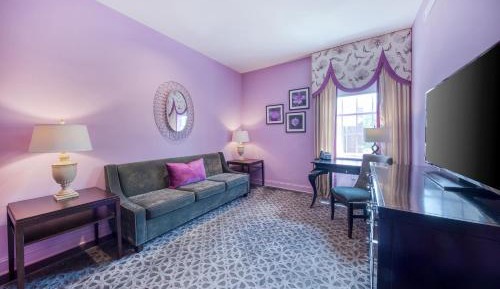 Deluxe Queen Suite