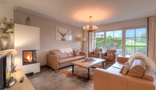 Deluxe Three-Bedroom Apartment with Terrace and Mountain View