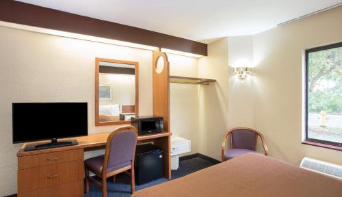 Queen Room - Non-Smoking