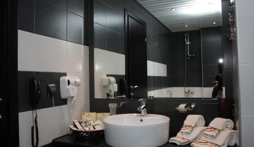 Standard Double Room - Free Pool & Gym