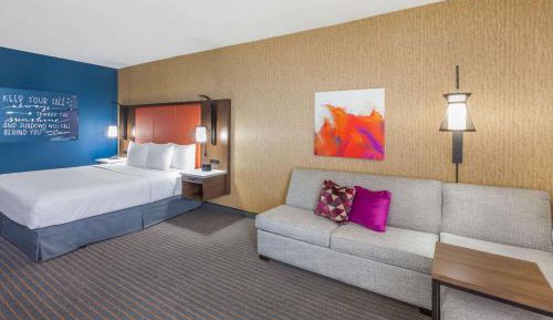Deluxe King Room with Roll In Shower - Non-Smoking