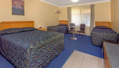 Family Room with One Queen Bed and Two Single Beds - Non-Smoking 