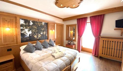 Family Room with Mountain View (2 Adults + 1 Child)