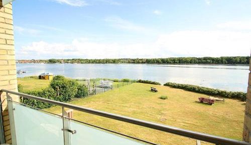 Apartment with Lake View