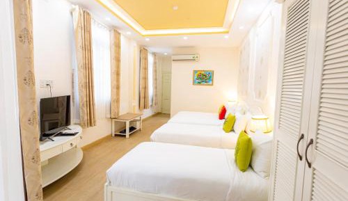 Family Room with Balcony + Free Laundry