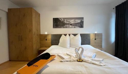 Three-Bedroom Apartment with Balcony and Mountain View  