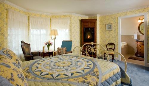 Queen Suite with Spa Bath