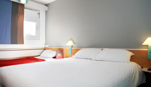 Standard Room with One Double Bed and One Single Bed