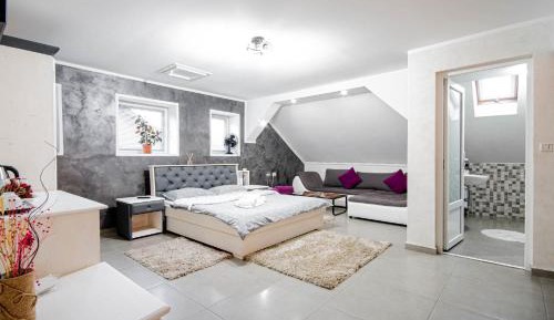 Deluxe Double Room (2 Adults + 1 Child)