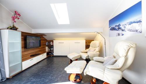 Apartment with Mountain View