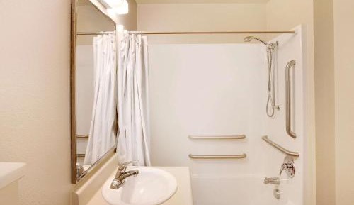 Efficiency Queen Room with Accessible Tub - Smoking