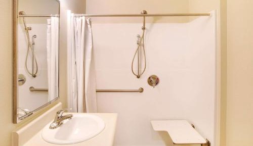 Efficiency Queen Room - Mobility Accessible/Non-Smoking