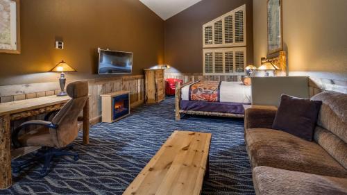 King Suite with Sofa Bed and Wet Bar