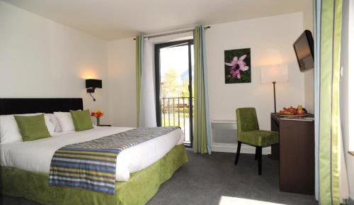 King Room with Roll-In Shower - Disability Access