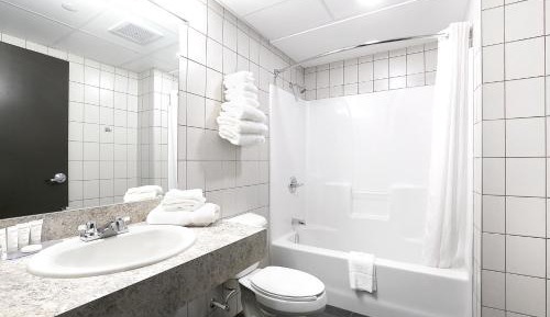 Deluxe Queen Suite
