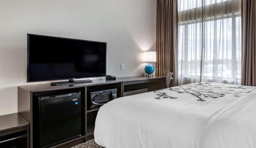 King Room with Tub - Mobility Accessible/Non-Smoking