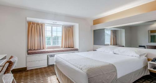 Queen Room with Mobility Accessible Walk-In Shower