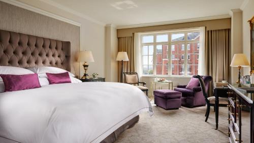 Classic King Room with Courtyard View