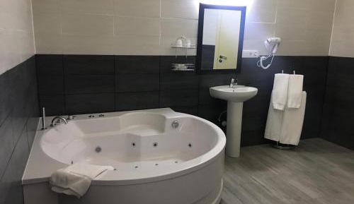 Queen Room with Spa Bath