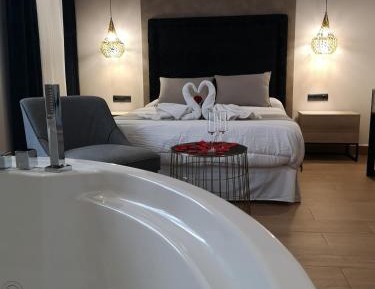 Deluxe Suite with Spa Bath
