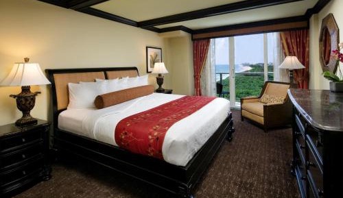 Superior King Suite with Partial View – Disability Access