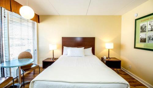 Petite Standard King Room- Pool View