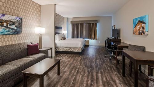 King Suite with Roll - In Shower - Disability Access