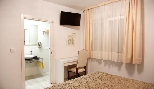 Standard Twin Room with Mountain View