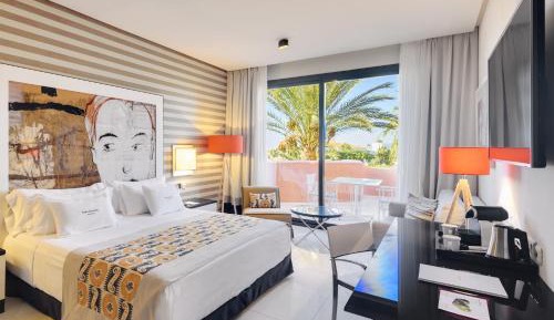 Deluxe Double Room (2 Adults + 1 Child)