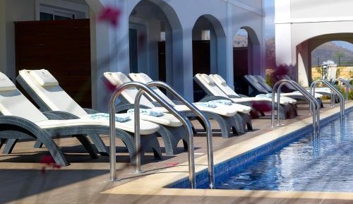 Deluxe Family Room Garden View with Sharing Pool