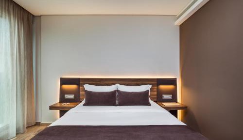 Deluxe (King Bed) City View