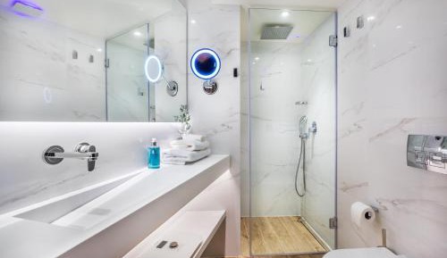 Family (Single+Twin Bed) Connnected Suite City View