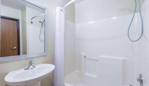 Deluxe Room with Bathtub with Grab Bars - Mobility Accessible - Non-Smoking