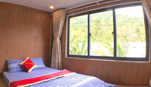 Family Room with Mountain View