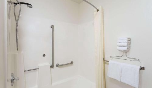 Queen Room with Bath Tub - Mobility Accessible/Non-Smoking