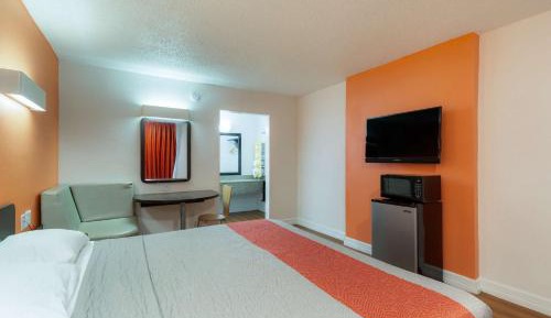 King Room with Roll-in Shower - Disability Access - Non-Smoking
